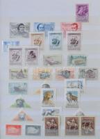 Magyar gyűjtemény 1945-től az 1960-as évekig, benne néhány blokk is, 16 lapos A4-es berakóban