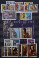 Magyar tétel, modern és régi anyag jobbakkal, sok összefüggéssel 2 db vastag fekete lapos A/4 berakó...