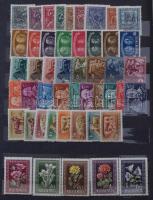 Magyar tétel, modern és régi anyag jobbakkal, sok összefüggéssel 2 db vastag fekete lapos A/4 berakó...