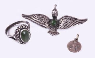 Ezüst (Ag) bross, medál és gyűrű, zöld kővel, a bross jelzett, bruttó 6,6g