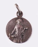 Ezüst (Ag) bross, medál és gyűrű, zöld kővel, a bross jelzett, bruttó 6,6g