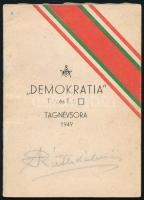 A Magyarországi Symbolikus Nagypáholy védelme alatt dolgozó ,,Demokratia" t[örvényes] és t[ökéletes] páholy tagnévsora 1949. Bp., Otthon-ny., [32] p. A páholytagok névvel és címmel ellátott listája, benne további, ceruzával bejegyzett nevekkel. Kiadói tűzött papírkötés.