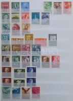 Vegyes magyar tétel sok postatisztával, benne egy kevés Turul és más régi kiadások, portók, teljes sorok is, sok postatiszta modern 2 db jó minőségű 30 lapos A/4-es berakóban, kissé ritkán pakolva