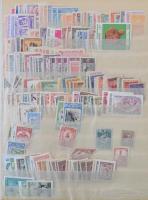 Vegyes külföldi bélyegek régi széteső A/4 berakó 15 oldalán. Érdekes vegyes anyag!