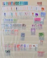 Vegyes külföldi bélyegek régi széteső A/4 berakó 15 oldalán. Érdekes vegyes anyag!