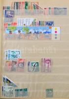 Vegyes külföldi bélyegek régi széteső A/4 berakó 15 oldalán. Érdekes vegyes anyag!