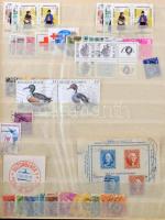 Vegyes külföldi bélyegek régi széteső A/4 berakó 15 oldalán. Érdekes vegyes anyag!