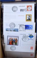 Díjjegyes gyűjtemény: kb. 400-500 db modern díjjegyes levelezőlap, közte sok használatlan és elsőnapi bélyegzésűek, cipős dobozban