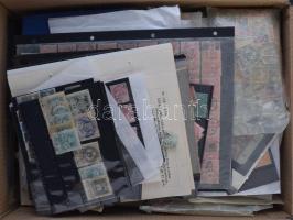 Rengeteg Krajcáros és több tíz ezer Turul bélyeg érintetlen, átnézetlen hagyatékból főleg tasakokban, zacskókban, nagyobb hullámkarton dobozban. A tétel bruttó súlya 3,8 kg, Igazi kincsesbánya, hónapokra elegendő szórakozás!!!