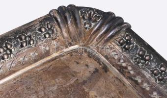 Ezüst (Ag) tálca, pereménél hengerelt virágmintás díszítéssel. Bécs, 1872-1922 közötti fémjel, 800 e...