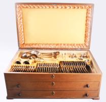 141 darabos ezüst (Ag) evőeszköz készlet, dobozában. Budapest, 1937-1966 közötti fémjel, 800 ezrelékes ezüst, PJ mesterjegy. 2 darab húsvilla nettó 247g - 2 darab szervírozó villa nettó 124g - 12 darab süteményes villa nettó 637g - 12 darab villa nettó 1005g - 12 darab kisebb kés bruttó 657g - 12 darab nagyobb kés bruttó 963g - 12 darab dzsemes kanál nettó 421g - 12 darab halkés nettó 705g - 12 darab halvilla nettó 807g - 2 darab tortalapát nettó 339g - cukorfogó nettó 57g - süteményszervírozó kanál és villa nettó 375g - 12 darab kávés kanál nettó 235g - 12 darab teás kanál nettó 436g - 12 darab evőkanál nettó 1035g - szószos kanál nettó 102g - 2 darab fogpiszkatartó nettó 94g - kakaószóró nettó 87g - 3 darab szervírozókanál nettó 394g - 2 darab fűszerkínáló nettó 104g + üvegbetét - 2 darab fűszerkanál nettó 22g. Készlet teljes bruttó súlya 8765g. Háromszintes, kétfiókos, kulcsokkal zárható tartódobozban, melynek egyik lába hiányzik, 40x63x24 cm.  ///  141-piece silver (Ag) cutlery set, in its original case, bearing 800 fineness hallmarks dated between 1937-1966, with PJ maker's mark. 2 carving forks, net weight 247 g, 2 serving forks, net weight 124 g, 12 pastry forks, net weight 637 g, 12 dinner forks, net weight 1005 g, 12 smaller knives, gross weight 657 g, 12 larger knives, gross weight 963 g, 12 jam spoons, net weight 421 g, 12 fish knives, net weight 705 g, 12 fish forks, net weight 807 g, 2 cake servers, net weight 339 g, sugar tongs, net weight 57 g, pastry serving spoon and fork, net weight 375 g, 12 coffee spoons, net weight 235 g, 12 teaspoons, net weight 436 g, 12 tablespoons, net weight 1035 g, sauce ladle, net weight 102 g, 2 toothpick holders, net weight 94 g, cocoa shaker, net weight 87 g, 3 serving spoons, net weight 394 g, 2 condiment holders, net weight 104 g, with glass inserts, 2 condiment spoons, net weight 22 g. Total gross weight of the set is 8,765 g. The set is housed in a three-tier, two-drawer, lockable storage case with keys; one leg is missing; dimensions 40 × 63 × 24 cm.