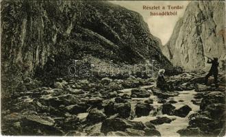 Tordai-hasadék, Cheile Turzii, Torda, Turda; részlet a Tordai-hasasdékból, vadász puskával. Kecskeméty Sándor kiadása / mountain pass, gorge, hunter with rifle (fl)