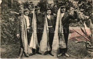 Csorna, Vizitáló nagyurak a Korona vendéglőbe, népviselet. Hátoldalon sorsjegy a Csornai Járási Közkórház javára. Divald Károly fénynyomdai műintézetéből (EB)