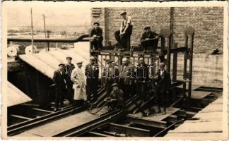 Petrozsény, Petroseni, Petrosani; gyári munkások / factory workers. Foto Zeichner photo