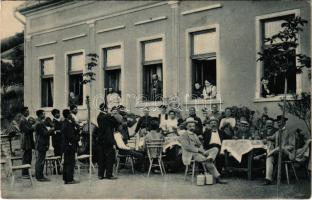 Zalánkemén, Szalánkemén, Alt-Slankamen, Stari Slankamen; Kafana i sratiste Kukic / Kukic vendéglő és kávéház / restaurant and café, garden with guests, waitresses and musicians (EK)