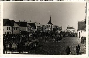 1941 Bánffyhunyad, Huedin; Fő tér, templom, piac / main square, church, market + "BESZTERCE - BUDAPEST 302 B" vasúti mozgóposta bélyegző (ragasztónyomok / glue marks)