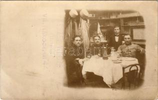 Budapest VII. Keszey Vince Pilseni sörcsarnok és étterem, italozó K.u.k. katonák társasága pincérrel. Rákóczi út 44. photo (gyűrődés / crease)