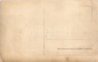 Budapest VII. Keszey Vince Pilseni sörcsarnok és étterem, italozó K.u.k. katonák társasága pincérrel...