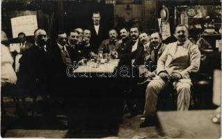 Budapest VII. Baross tér, Keleti kávéház, italozó férfiak társasága pincérrel. photo (EK)