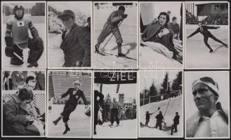 1936 Berlini Garmisch-Partenkircheni téli olimpia gyűjtőképek (Sammelwerk Nr. 14. Olympia 1936 - Band II), összesen 28 db, 9x12 cm Hátoldalán nyomtatott feliratokkal 1936 Berlin Garmisch-Partenkirchen Winter Olympic Games collection photos (Sammelwerk Nr. 14. Olympia 1936 - Band II), 28 pieces in total, 9x12 cm With printed inscriptions on the back
