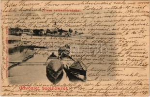 1902 Szolnok, Tisza part, halászbárkák, lakóuszályok. Kiadja Szigeti H. udvari fényképész (tűnyom / pinmark)