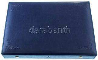 Leuchtturm "NUMIS" sötétkék műbőr érmetartó tok, négy darab tálcával, összesen 128 férőhel...