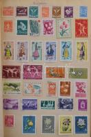 800-900 db régebbi külföldi bélyeg iskolai füzetben, benne sok tengerentúl, Kína, stb.