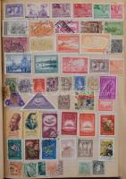 800-900 db régebbi külföldi bélyeg iskolai füzetben, benne sok tengerentúl, Kína, stb