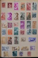 800-900 db régebbi külföldi bélyeg iskolai füzetben, benne sok tengerentúl, Kína, stb