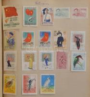 800-900 db régebbi külföldi bélyeg iskolai füzetben, benne sok tengerentúl, Kína, stb