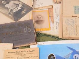 Cipősdoboznyi vegyes papírrégiség, igazolványok, bizonyítványok, képeslapfüzetek