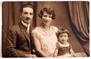 Kb 40 darabos vegyes fotótétel: kabinetfotók, nagy méretű csoportképek, fotólapok ca 1890-1940