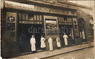 Budapest IX. Brauch Ferenc szalámigyáros mintaboltja, az egykori Nádor Szálló földszintjén, hentes áruk. Fővám tér 2. photo (EM)  Brauch Ferenc a fővárosi húsipari szakma egyik legsikeresebb, elismert alakja volt, hús-és szalámigyárát a IX. kerület Mester utca 29-31. alatt alakította ki, ahol egészen a közelmúltig hentesbolt működött. A főváros területén több árulerakata, mintaboltja is volt, ezek egyike a korábbi Nádor Szálló Fővám téri épületének földszintjén kialakított üzlethelyiség.