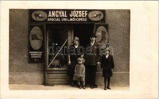 Budapest (?) Angyal József speciál úri és női cipész üzlete, előtte a tulajdonos és családja. photo (Rb)