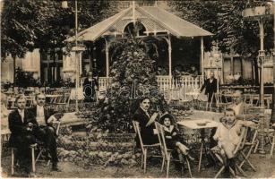 1916 Budapest I. Forgó Károly-féle Várkerti Kioszk, kerthelyiség vendégekkel és pincérekkel (r)