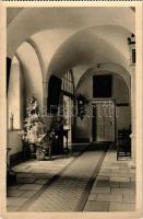 Budapest V. Az Angolkisasszonyok Sancta Maria nevelőintézete, zárdafolyosó, belső, hátoldalán aláírásokkal, közte Kiszély Márta (1920-2021) nővéré. Váci utca 47. Ravazzini Joli fényképész felvétele, képeslapfüzetből (fa)