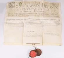 1874 Lechner Károly (1850-1922) orvos, elmegyógyász, egyetemi tanár, a Magyar Tudományos Akadémia levelező tagja, Lechner Ödön építész testvérének szülészorvosi doktori diplomája. Pergamen, jó állapotban, függő viaszpecséttel. 1 Fl illetékbélyeggel Kautz Gyula ( 1829-1909) magyar közgazdász, jogi doktor, valóságos belső titkos tanácsos, Rupp János (1808-1881) orvos, egyetemi tanár, Balogh Kálmán (1835-1888) orvos, egyetemi tanár, az MTA rendes tagja