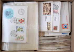 Több száz FDC főleg a 60-70-es évekből, egy része bélyegzés nélkül, kevés használatlan díjjegyes levelezőlap, nagyon kevés postatiszta blokk + 1977 évi magyar bélyegkatalógus, hullámkarton dobozban