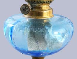 Kéküveg tartályos antik petróleum lámpa, m: 27 cm