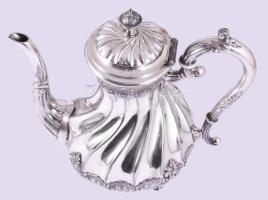 Dekoratív jelzett ezüstözött teás kanna, minimális kopással, m: 24 cm