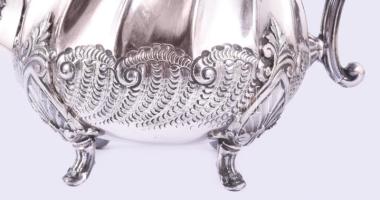 Dekoratív jelzett ezüstözött teás kanna, minimális kopással, m: 24 cm