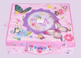 Díszdoboznyi bizsu és óra, érdekes darabokkal, 19x21 cm