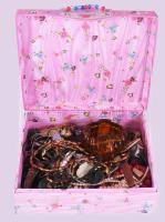 Díszdoboznyi bizsu és óra, érdekes darabokkal, 19x21 cm