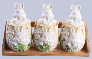 3 darab nyúlmintás fűszertartóedény, fa tartón, kopással, m: 15,5 cm