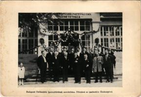 Budapest XXIII. Férfiszabók Ipartestületének szeretetháza (Hetsch Ödön-féle kúria). Főbejárat az ipartestület Elnökségével, csoportkép (EK)