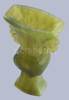 Kínai faragott jáde váza, m: 14 cm