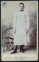 1903 Katonaorvos (Carl Franzos) műtőköpenyben, vizitkártya Herz Henrik budapesti műterméből, a hátoldalon dedikációval, 11x7 cm