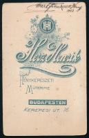 1903 Katonaorvos (Carl Franzos) műtőköpenyben, vizitkártya Herz Henrik budapesti műterméből, a hátol...