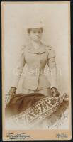 1899 Elegáns fiatal hölgy portréja, keményhátú fotó Fürst Frigyes tatai műterméből, 16x8 cm