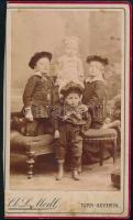 cca 1880-1890 Négy kisgyermek portréja, vizitkártya L. Medl (Turnu Severin / Szörényvár, Románia) műterméből, egyik széle vágott, 11x6,5 cm